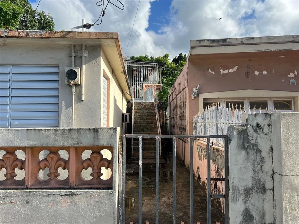 Vendido Recientemente: $68,900 (6 camas, 3 baños, 2200 Pies cuadrados)