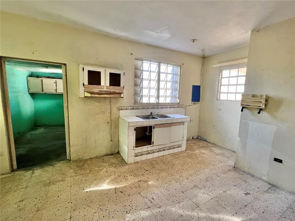 Vendido Recientemente: $68,900 (6 camas, 3 baños, 2200 Pies cuadrados)