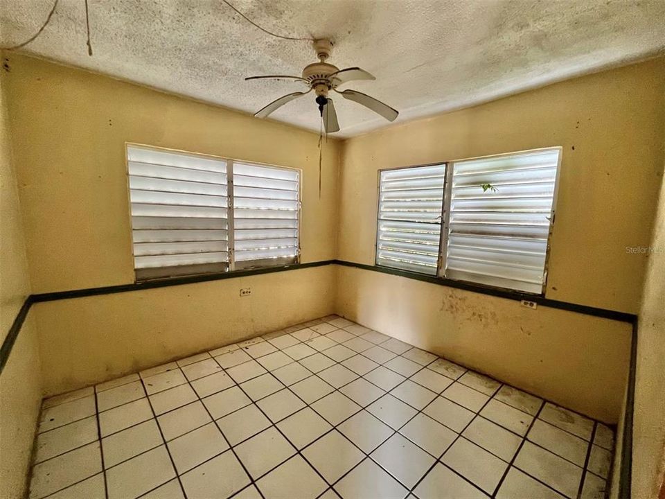 Vendido Recientemente: $68,900 (6 camas, 3 baños, 2200 Pies cuadrados)