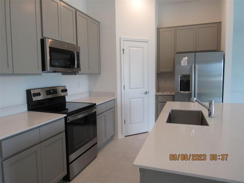 Active With Contract: $1,875 (3 beds, 2 baths, 1555 Square Feet)