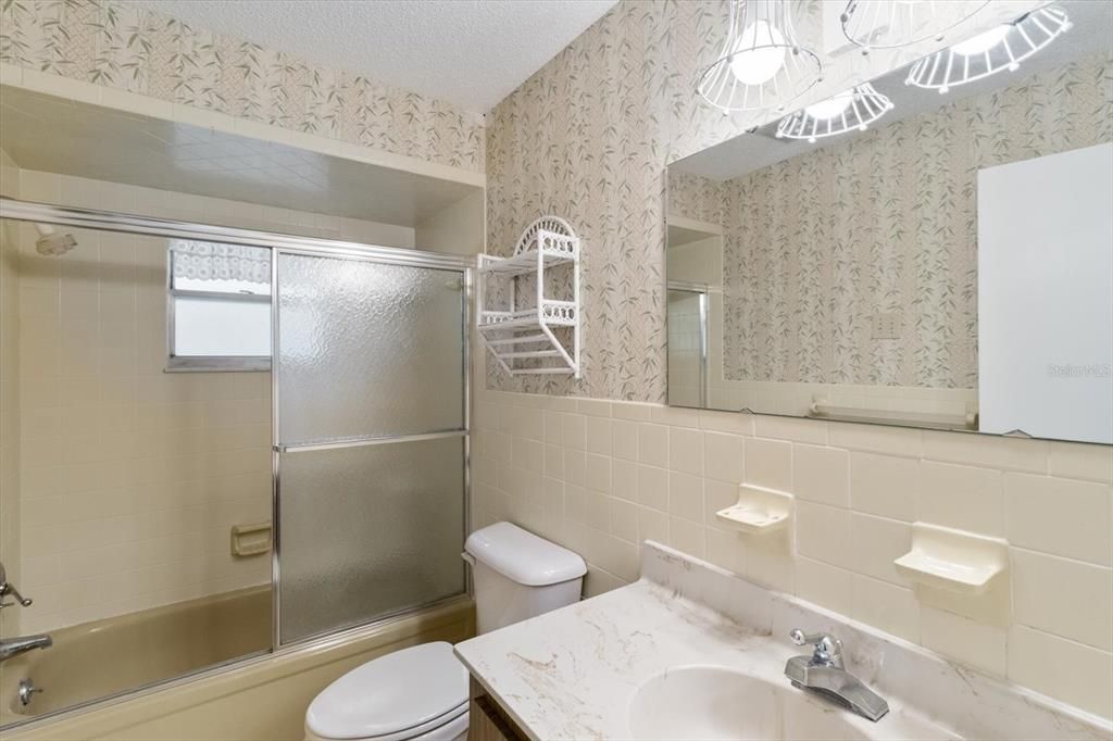 Guest Bathroom w/ Tub/Shower Combo