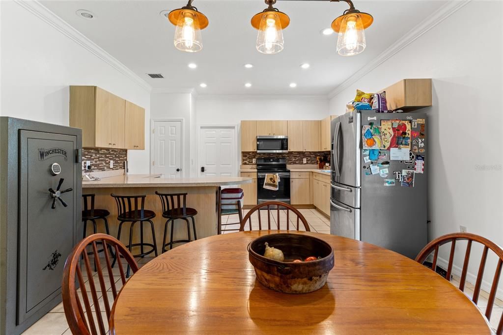 Breakfast bar, Nice size kitchen w/ plenty of cabinets and counter space