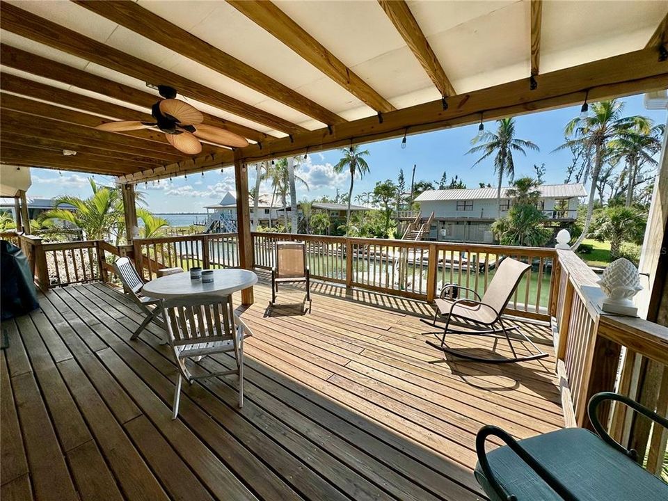 Large front deck for entertaining and barbecue!
