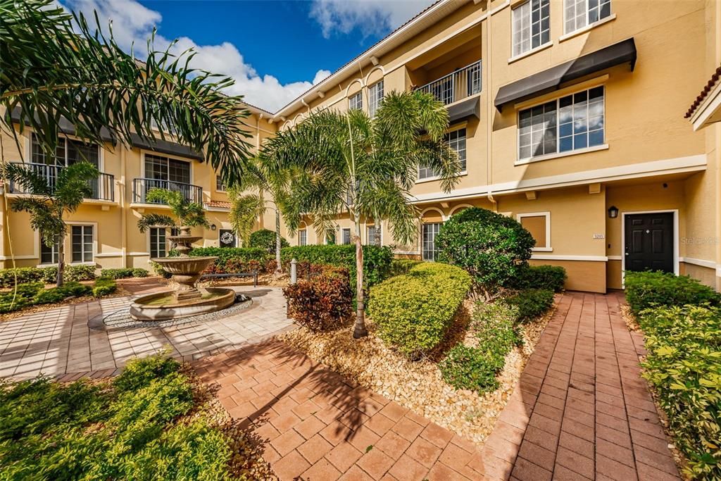 Recently Rented: $3,900 (3 beds, 3 baths, 1907 Square Feet)