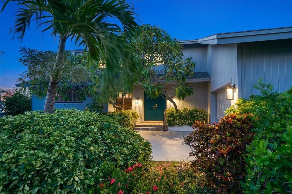 Recently Sold: $2,399,000 (4 beds, 3 baths, 3398 Square Feet)