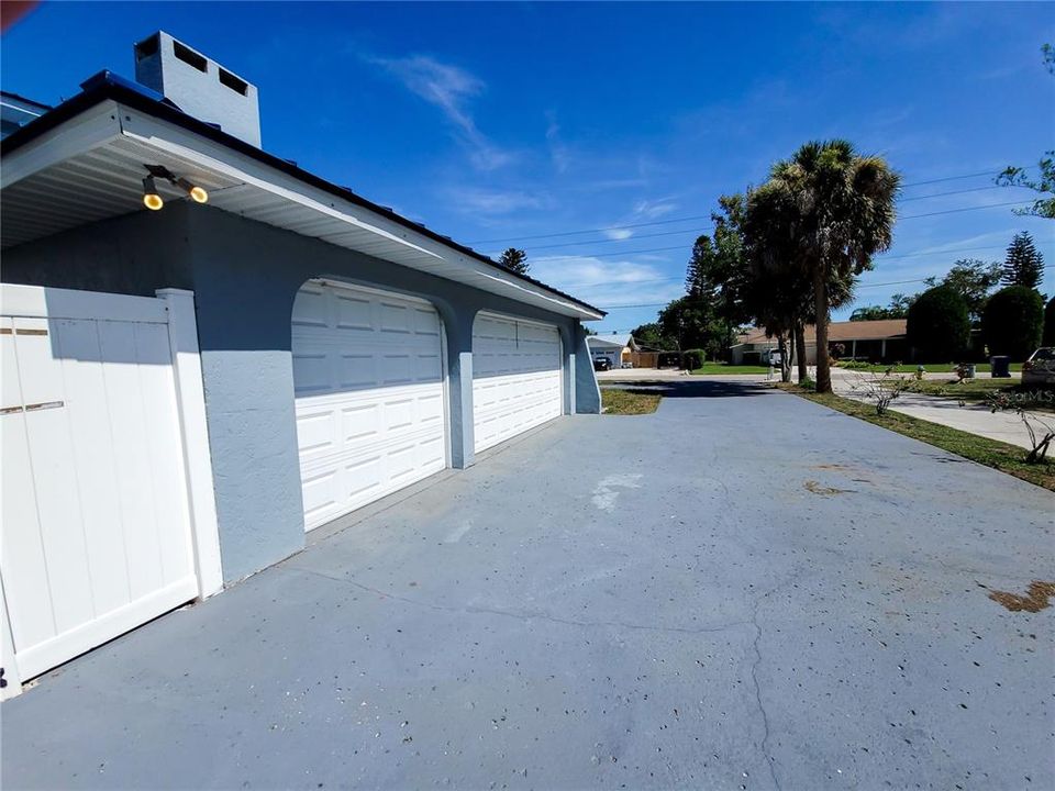 Attached 3 Car Garage, Side Entry