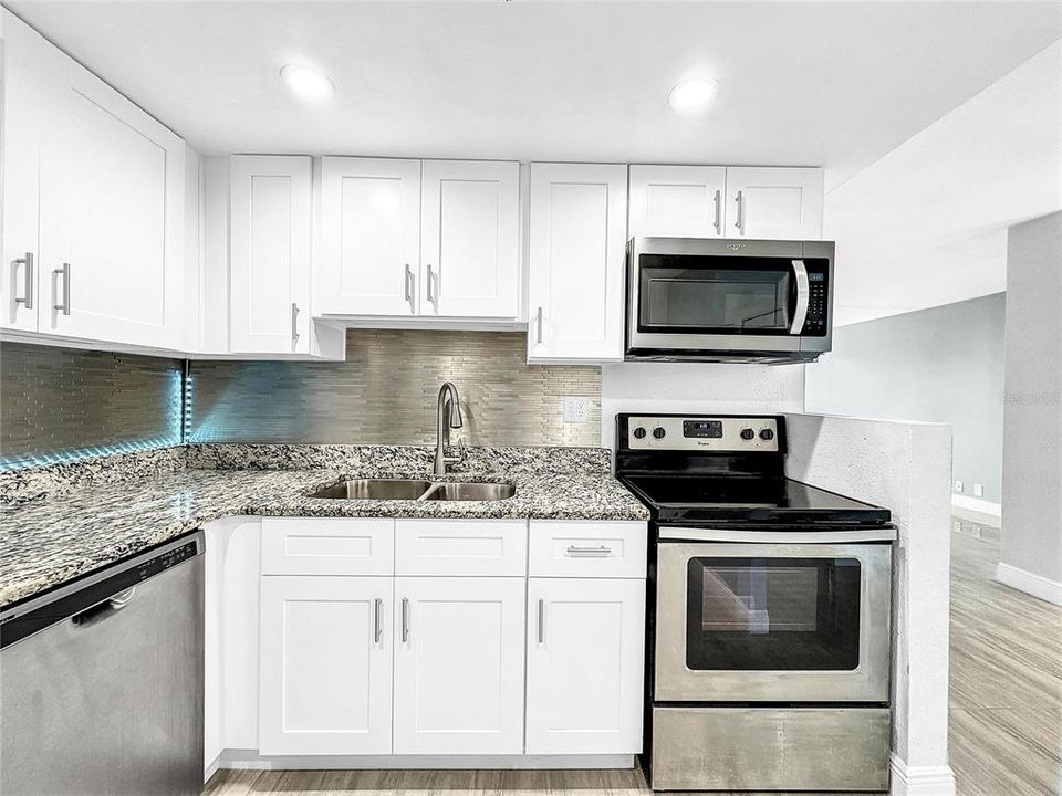 For Sale: $289,995 (2 beds, 2 baths, 1109 Square Feet)