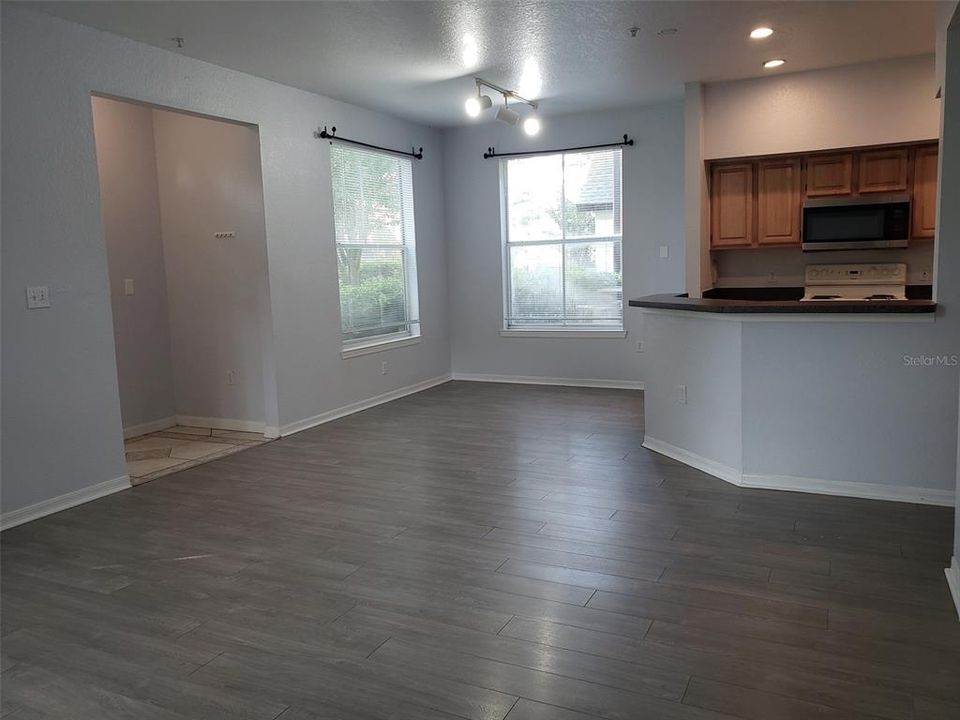 Recently Rented: $1,595 (2 beds, 2 baths, 1077 Square Feet)