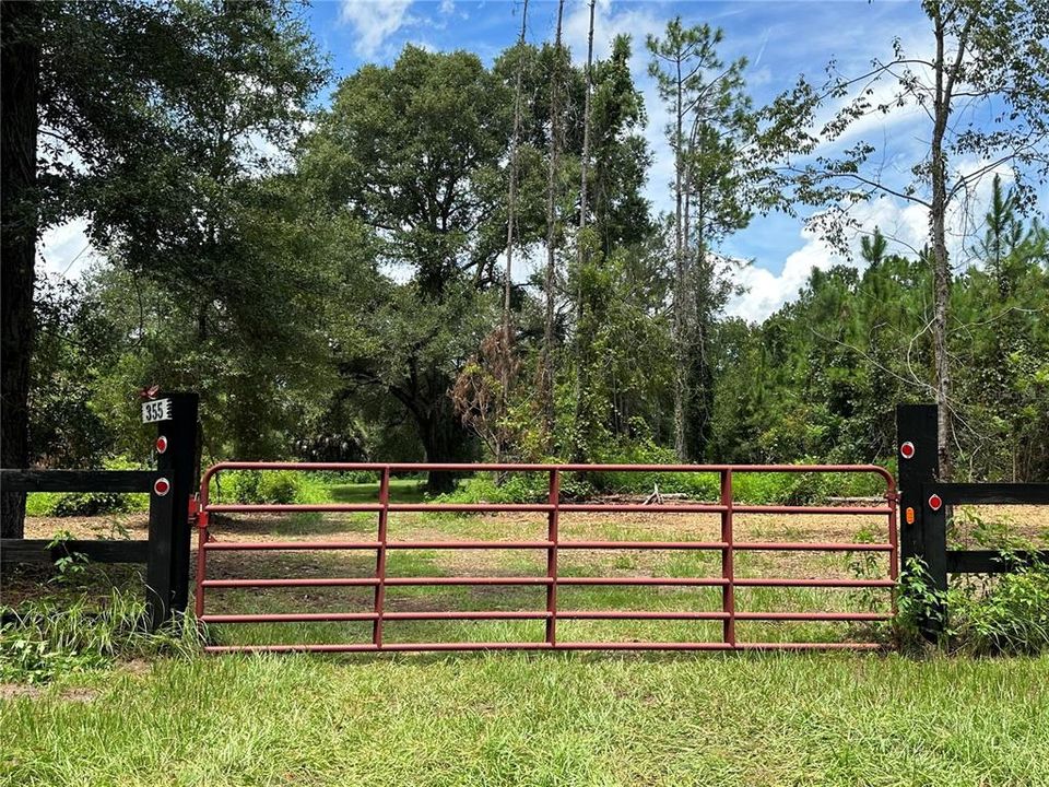 ENTRANCE GATE