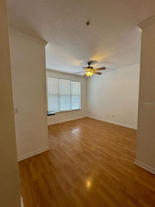 Active With Contract: $1,300 (1 beds, 1 baths, 411 Square Feet)