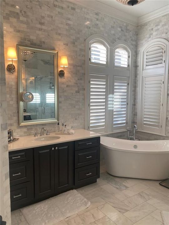 Elegant Bathroom with Floor to Ceiling Beautiful Tile