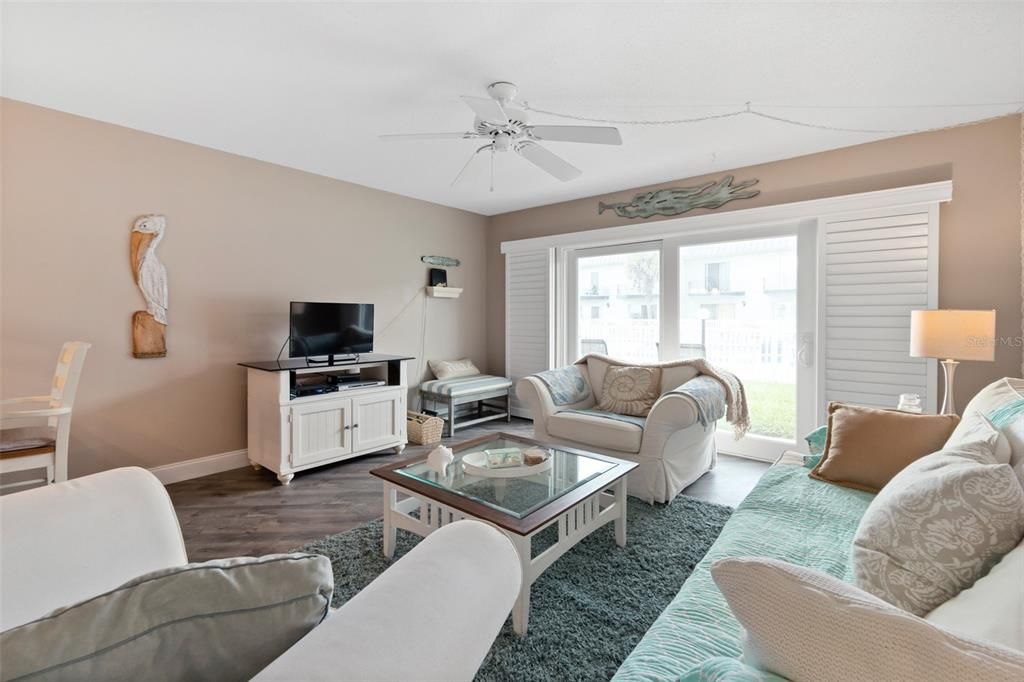 Active With Contract: $359,000 (2 beds, 2 baths, 1184 Square Feet)