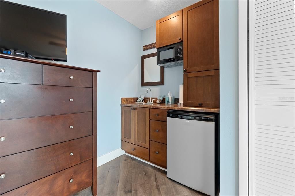 Active With Contract: $359,000 (2 beds, 2 baths, 1184 Square Feet)