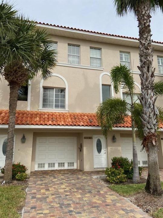 Recently Rented: $4,995 (3 beds, 3 baths, 2041 Square Feet)