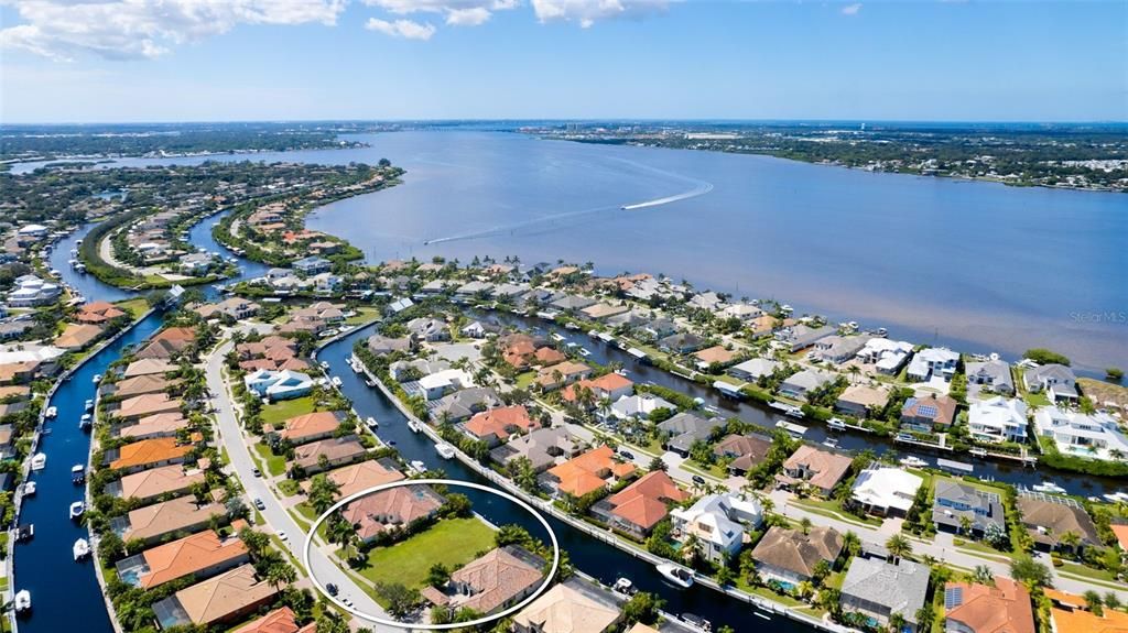 Aboard your vessel and have dinner at the many restaurants in Bradenton accessible by boat.