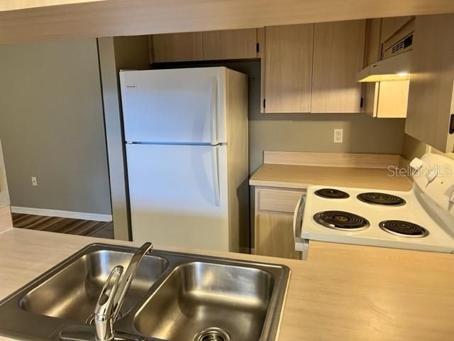 Recently Rented: $975 (2 beds, 1 baths, 828 Square Feet)