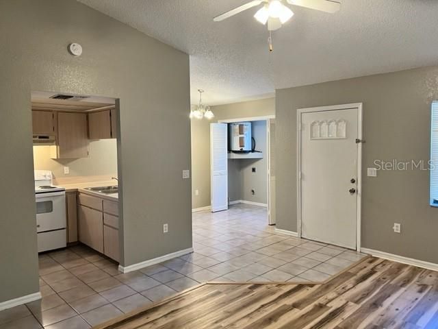 Recently Rented: $975 (2 beds, 1 baths, 828 Square Feet)