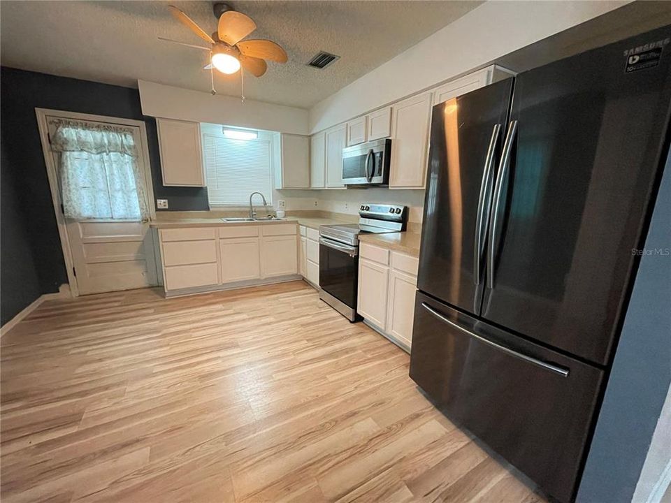 Recently Rented: $1,200 (2 beds, 1 baths, 919 Square Feet)