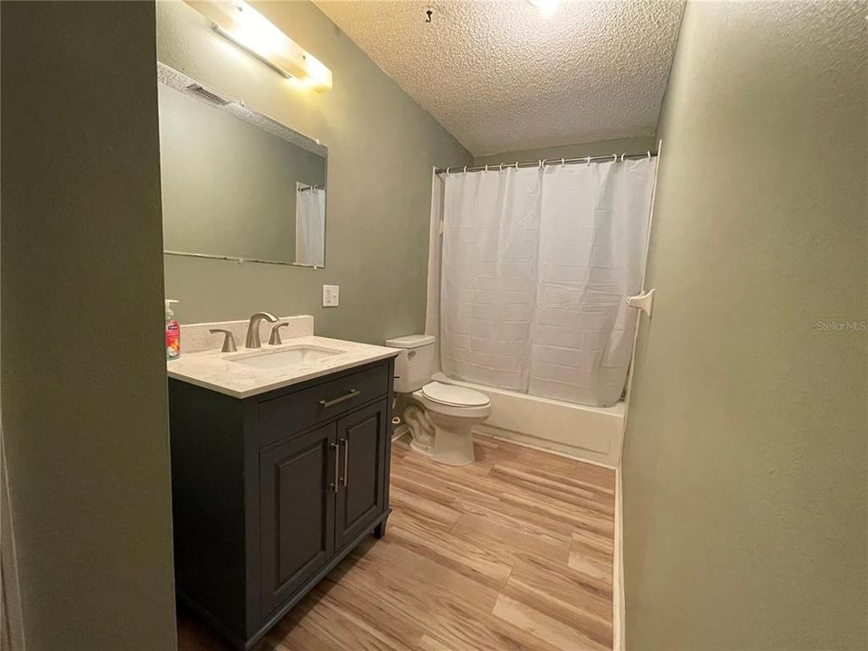 Recently Rented: $1,200 (2 beds, 1 baths, 919 Square Feet)