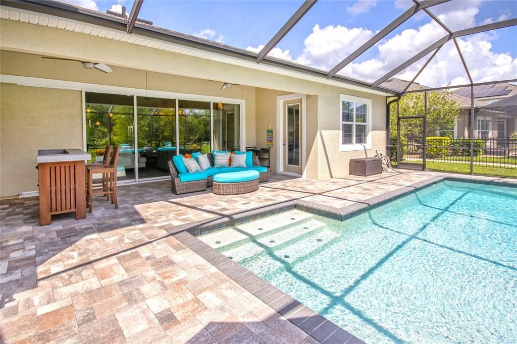 Recently Sold: $975,000 (5 beds, 4 baths, 4041 Square Feet)