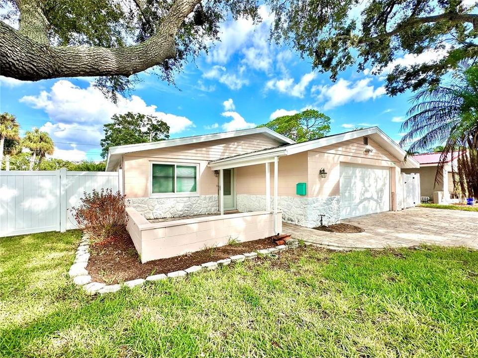 Recently Sold: $410,000 (3 beds, 2 baths, 1428 Square Feet)