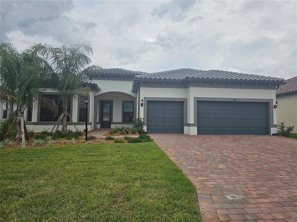 Recently Sold: $944,550 (3 beds, 3 baths, 2483 Square Feet)