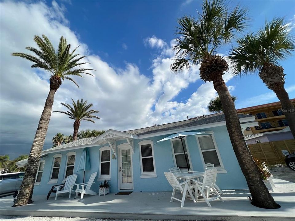 Recently Sold: $1,050,000 (2 beds, 2 baths, 880 Square Feet)