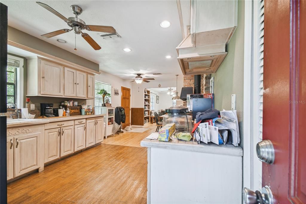 For Sale: $700,000 (2 beds, 1 baths, 1232 Square Feet)