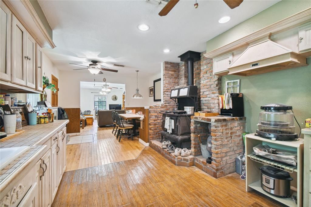 For Sale: $700,000 (2 beds, 1 baths, 1232 Square Feet)