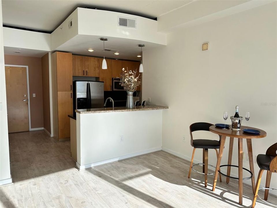 For Sale: $279,000 (1 beds, 1 baths, 728 Square Feet)