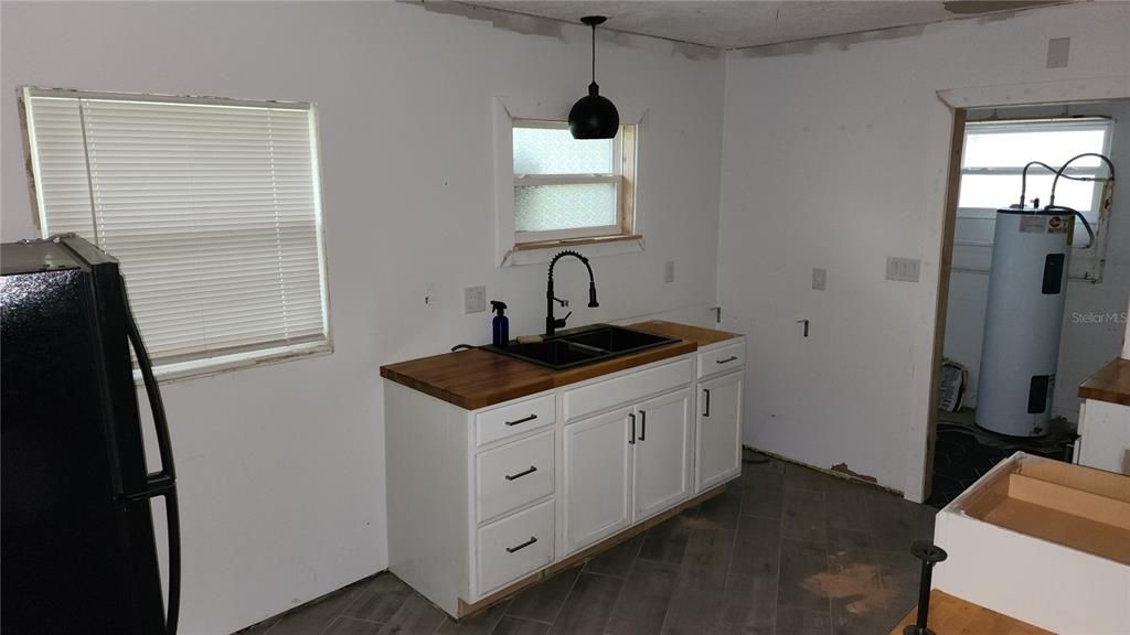 For Sale: $150,000 (2 beds, 1 baths, 819 Square Feet)