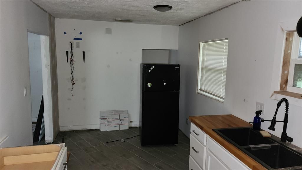For Sale: $150,000 (2 beds, 1 baths, 819 Square Feet)