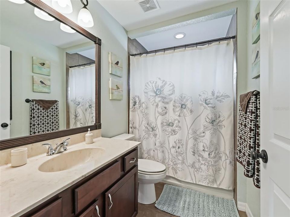 最近售出: $799,000 (3 贝兹, 2 浴室, 2677 平方英尺)