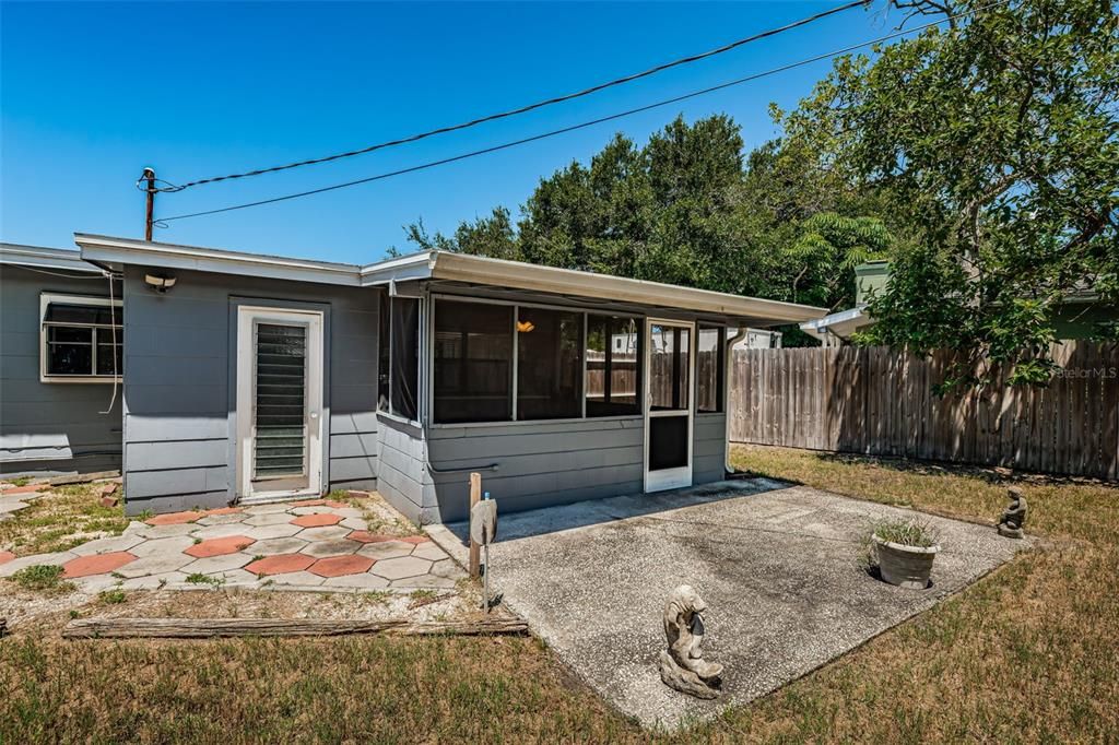 Recently Sold: $320,000 (2 beds, 1 baths, 924 Square Feet)