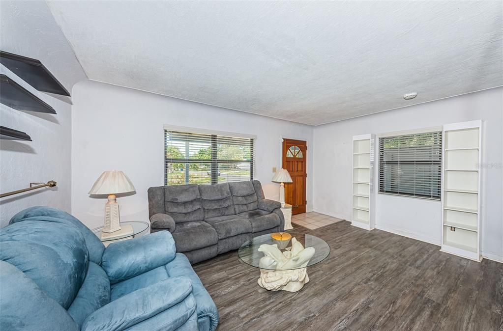 Recently Sold: $320,000 (2 beds, 1 baths, 924 Square Feet)