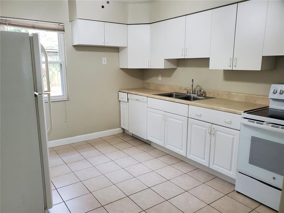 Active With Contract: $2,200 (2 beds, 1 baths, 1083 Square Feet)