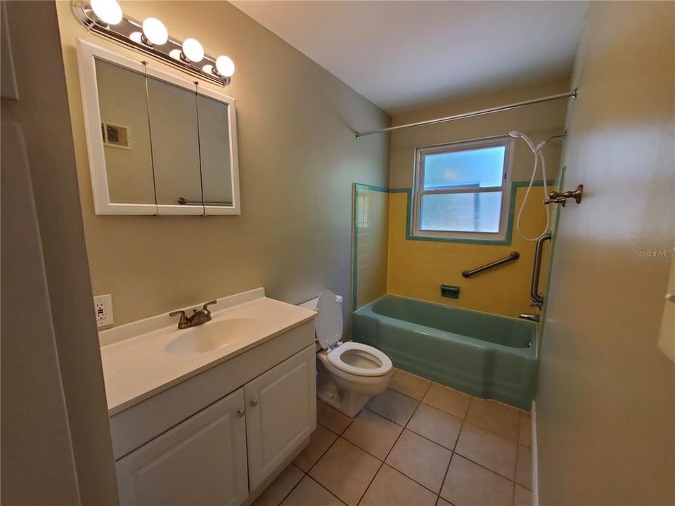 Active With Contract: $2,200 (2 beds, 1 baths, 1083 Square Feet)