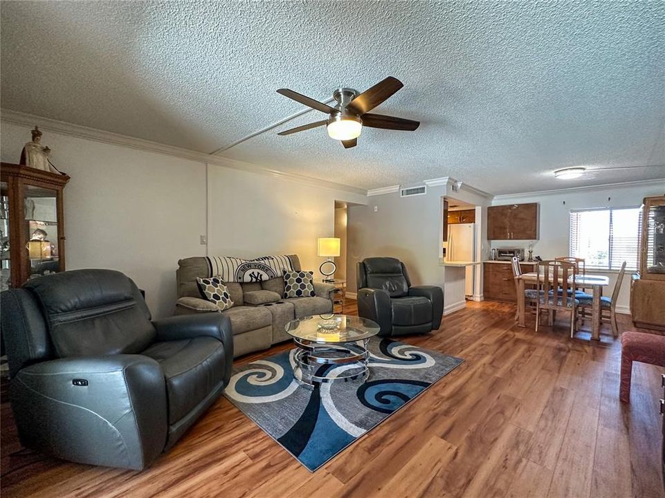 For Sale: $144,400 (2 beds, 2 baths, 1092 Square Feet)