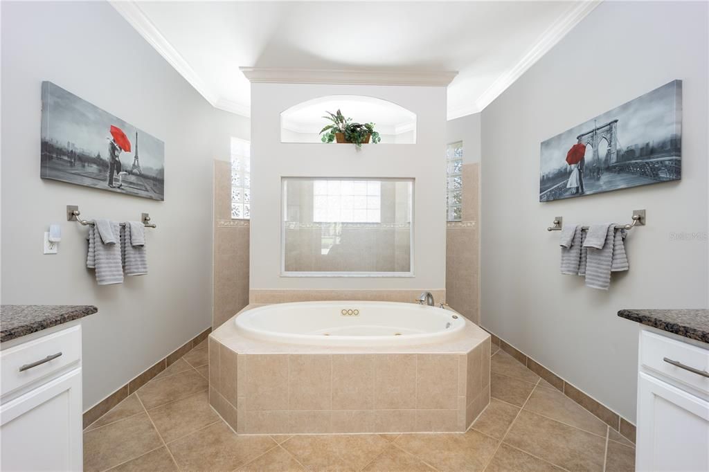 最近售出: $889,900 (4 贝兹, 3 浴室, 2842 平方英尺)