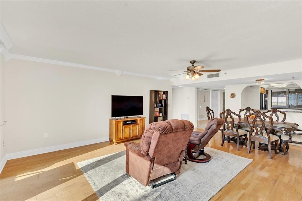 For Sale: $374,999 (2 beds, 2 baths, 1304 Square Feet)