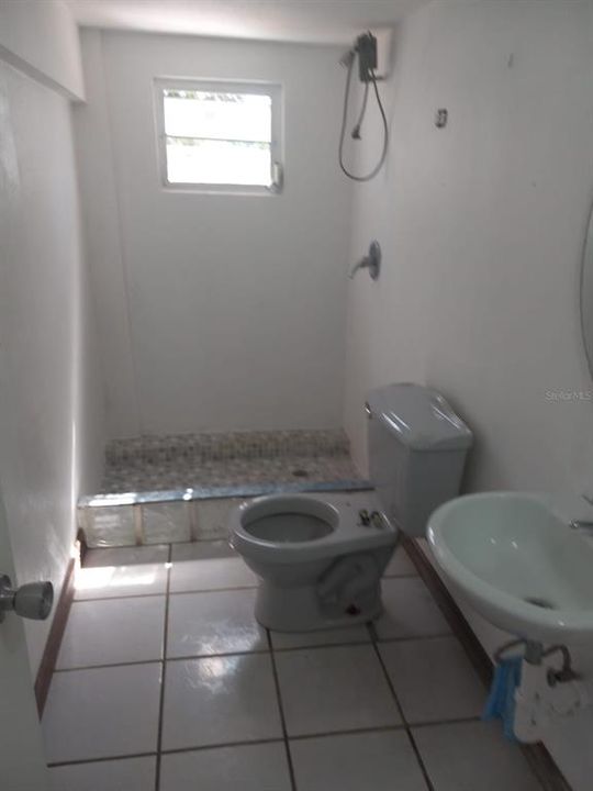 LL Unit bathroom