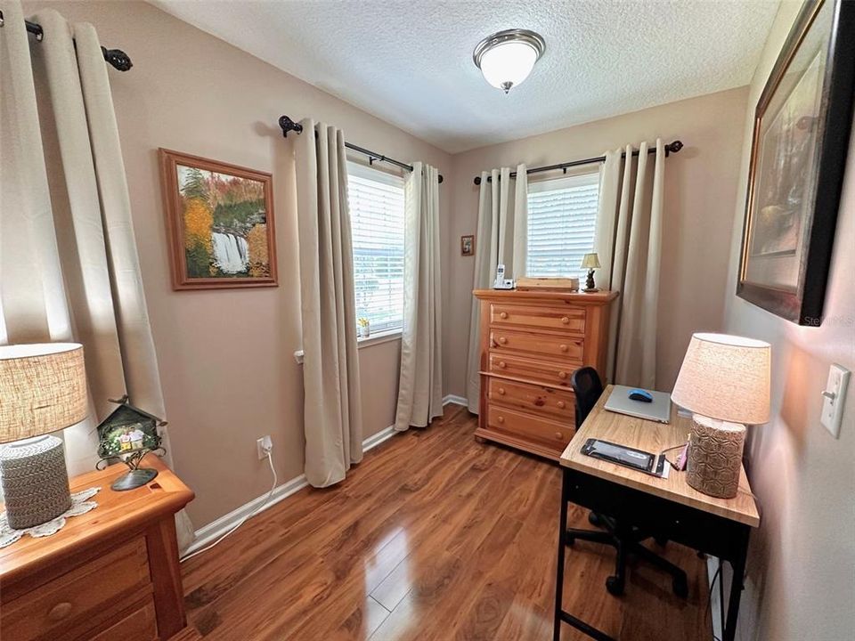 Extra sitting area/office space off of owner's room