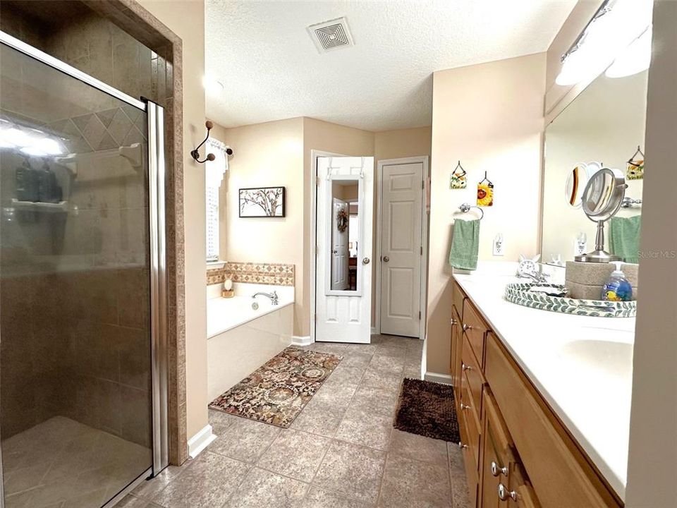 Owner's ensuite bathroom with separate shower