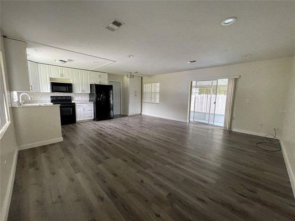 Recently Rented: $1,650 (2 beds, 1 baths, 926 Square Feet)