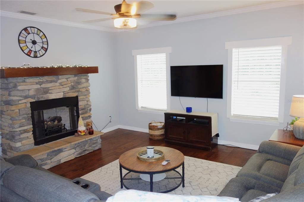 Recently Sold: $385,000 (3 beds, 2 baths, 2101 Square Feet)