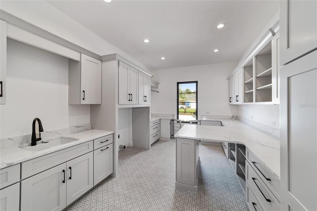 THE MOST AMAZING LAUNDRY ROOM YOU CAN IMAGINE, BUILT-IN KENNELS AT BACK OF ROOM