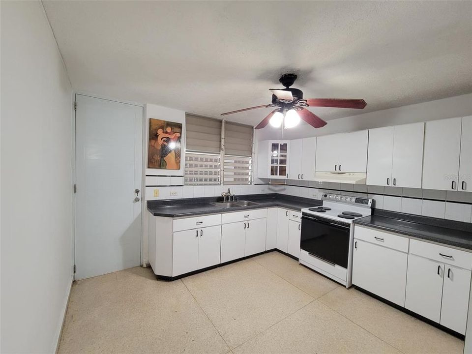 Vendido Recientemente: $298,000 (3 camas, 2 baños, 1900 Pies cuadrados)