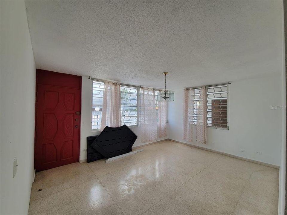 Vendido Recientemente: $298,000 (3 camas, 2 baños, 1900 Pies cuadrados)