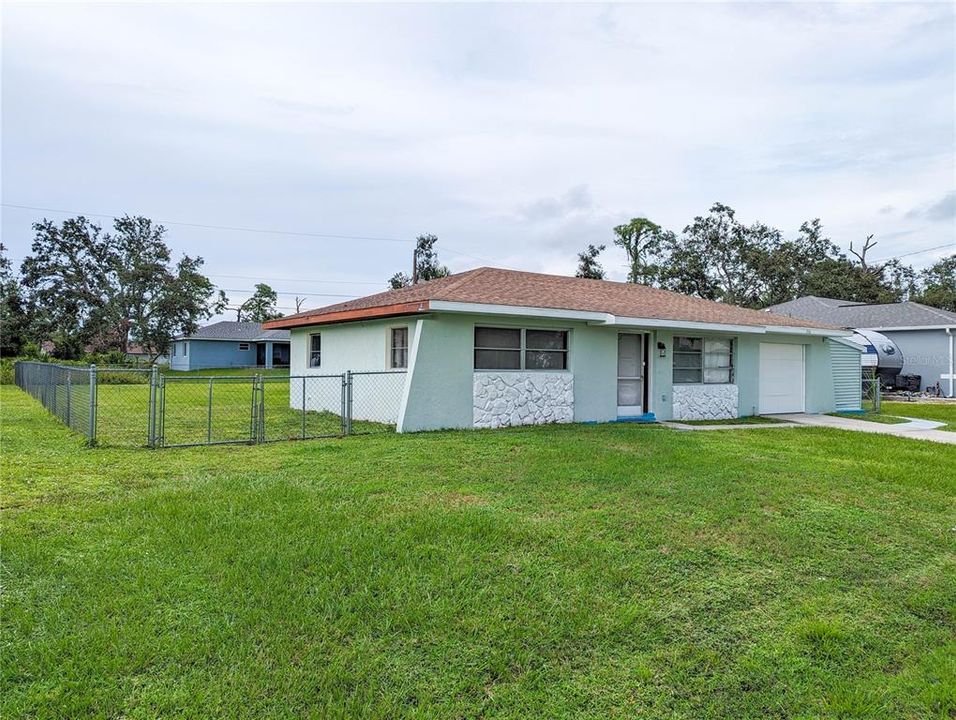 Recently Sold: $199,900 (2 beds, 2 baths, 884 Square Feet)