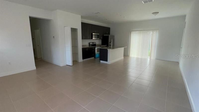 Vendido Recientemente: $279,900 (4 camas, 2 baños, 1580 Pies cuadrados)